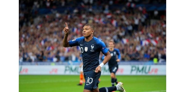 Kylian Mbappé nadal będzie nosił koszulkę nr 10